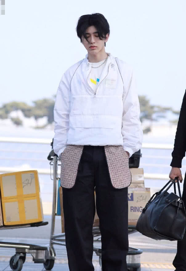 蔡徐坤最新潮流穿搭，引领风尚新标杆