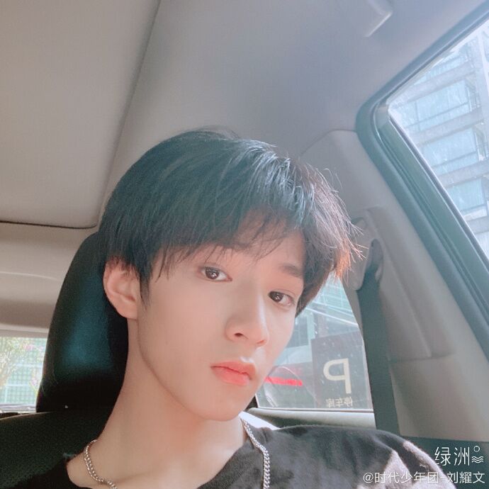 刘耀文最新微博图片,展现偶像风采的魅力瞬间