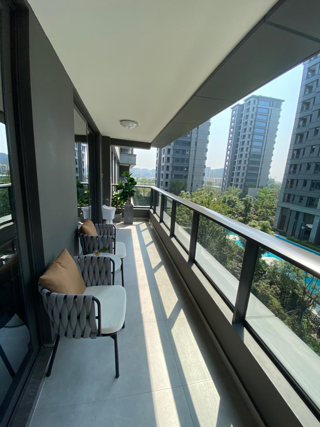 阳台封窗新方法,打造安全舒适的居住空间