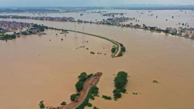 三峡水利工程泄洪流量调控洪峰,展现中国水利工程的强大威力